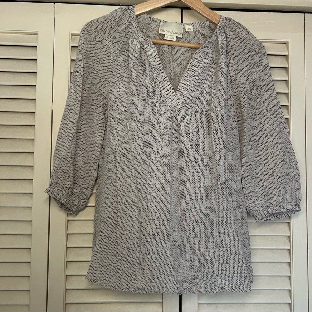 Cynthia Rowley Light Gray Textured V-Neck Blouse silk